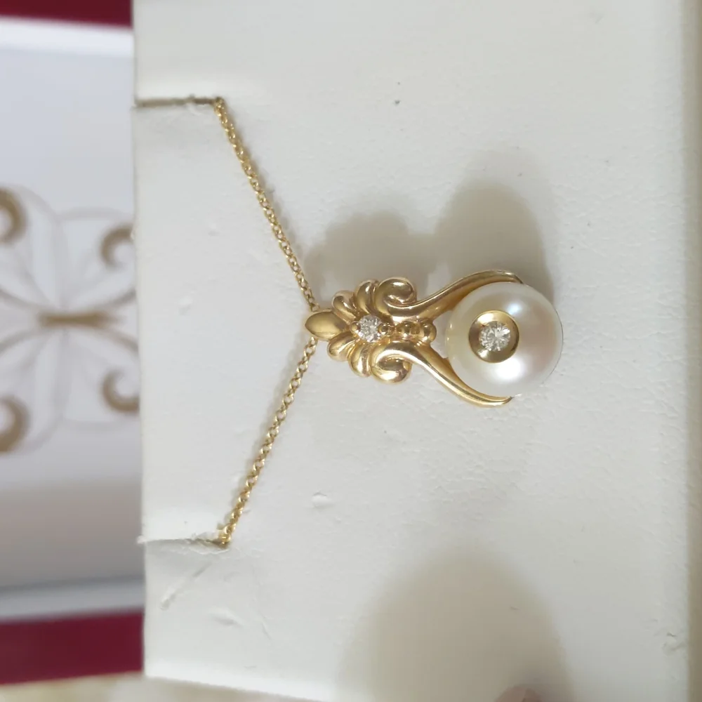 Diamond in a Pearl Necklace - Picture 2 of 5
